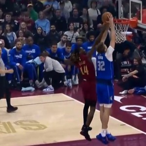 星空体育-弗拉格快下试图扣篮被犯规依然2+0 防守悍将埃利斯开场1分多钟2犯